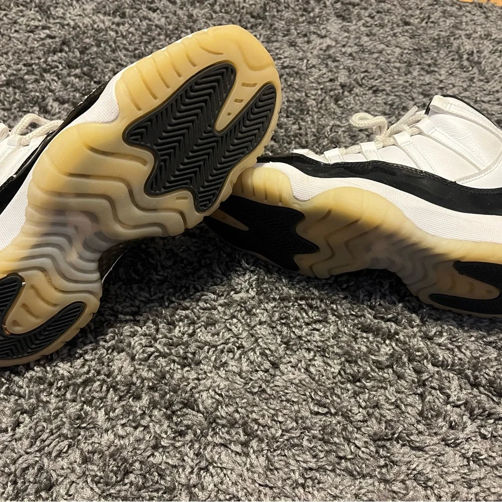 Nike Air Jordan 11 Kids Black and White Sneakers with gold jumpman - Picture 4 of 7